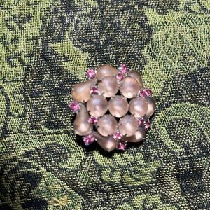 Vintage 1950-1960's Weiss Brooch pale frosted & Darker pink original stones. 💞
